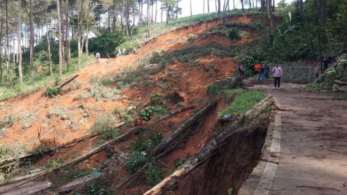 Jalan alternatif penghubung Kecamatan Gununghalu-Cianjur putus akibat tergerus longsor. Dok istimewa