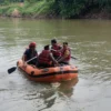 Wakapolres Banjar Kompol Dani Prasetya (kanan) ikut melakukan pencarian korban tenggelam di Sungai Citanduy, Rabu 22 Mei 2024. (Cecep Herdi/Jabar Ekspres)