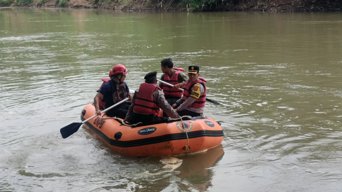 Berburu Biawak, Dua Pemuda Hanyut di Sungai Citanduy Wakapolres Banjar Kompol Dani Prasetya (kanan) ikut melakukan pencarian korban tenggelam di Sungai Citanduy, Rabu 22 Mei 2024. (Cecep Herdi/Jabar Ekspres)