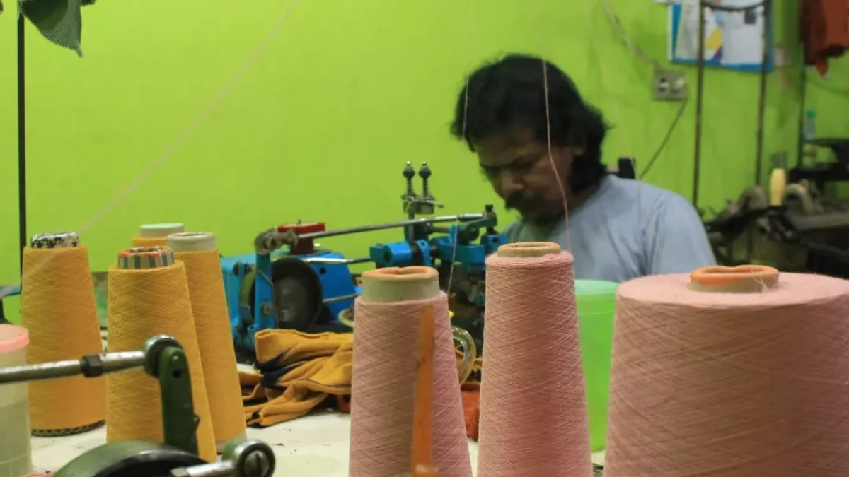 Porsi Anggaran Diksuk Jabar untuk UMKM Masih Kecil Ilustrasi pelaku UMKM di Kota Bandung tengah memproduksi kain rajut.