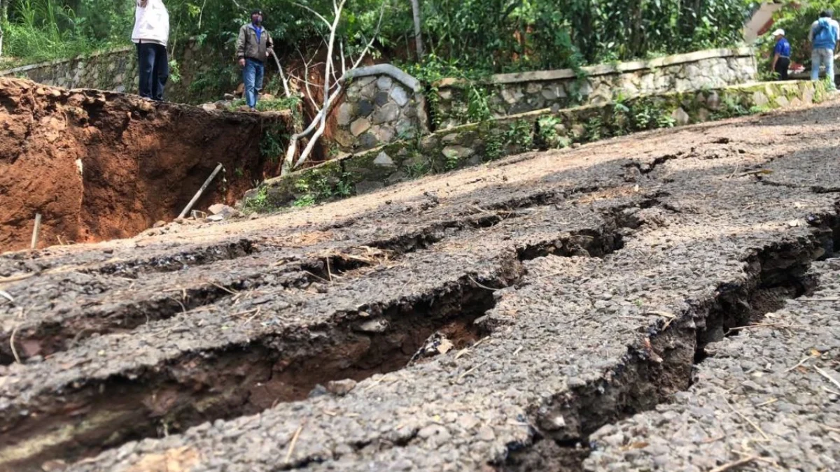 Relokasi Warga Terdampak Pergerakan Tanah di KBB Masih Tunggu Kepastian Lahan dari PTPN Warga terdampak pergerakan tanah di Desa Cibedug, Kecamatan Rongga, KBB menunggu kepastian lahan dari PTPN. Jumat (24/5). Dok Jabar Ekspres