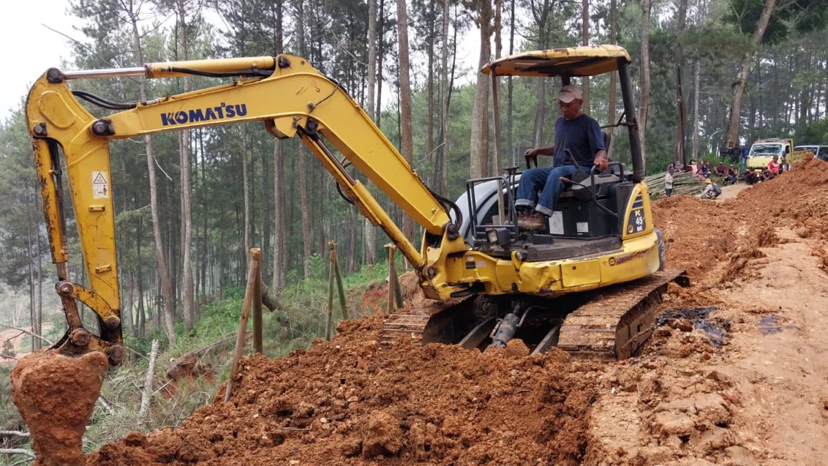Dua Pekan Tertutup Longsor, Jalan Lintas Gununghalu-Cianjur Kini Sudah Bisa Dilalui Kendaraan Alat berat excavator mini saat menyingkirkan material longsor yang menutup jalan di Kampung Tugu, Desa Sindangkaya, Kecamatan Gununghalu, KBB. Jumat (24/5). Dok istimewa