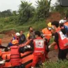 Tiga Hari Pencarian, Mayat Nazril Ditemukan di Bendungan Dobo Mayat Nazril korban tenggelam di Sungai Citanduy dievakuasi oleh tim dari Bendungan Dobo, Kota Banjar, Jawa Barat, Jumat 24 Mei 2024. (Cecep Herdi/Jabar Ekspres)