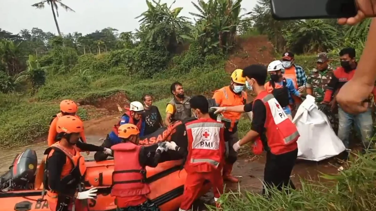 Mayat Nazril korban tenggelam di Sungai Citanduy dievakuasi oleh tim dari Bendungan Dobo, Kota Banjar, Jawa Barat, Jumat 24 Mei 2024. (Cecep Herdi/Jabar Ekspres)