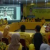 Penyerahan hasil survei internal di Kantor DPD Partai Golkar Jabar, Minggu (26/5). (son)