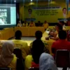 Percaya Diri dengan Elektabilitasnya, Golkar Jabar Targetkan Boyong 17 Kursi di Pilkada 2024 Penyerahan hasil survei internal di Kantor DPD Partai Golkar Jabar, Minggu (26/5). (son)