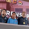 Dok. Pegi alias Perong (tengah) saat berada di Mapolda Jabar. Foto. Sandi Nugraha.