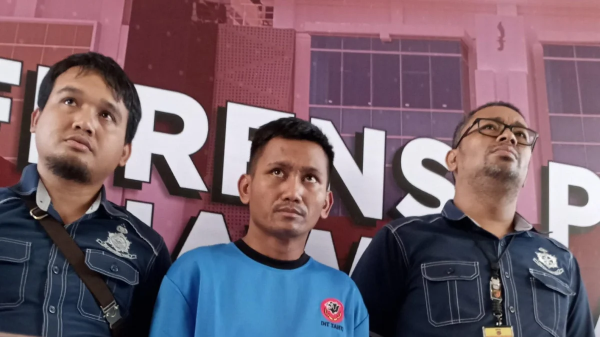 Dok. Pegi alias Perong (tengah) saat berada di Mapolda Jabar. Foto. Sandi Nugraha.