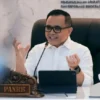 Menteri Pendayagunaan Aparatur Negara dan Reformasi Birokrasi (PANRB) Abdullah Azwar Anas saat memberikan keterangan pers di Kantor Kementerian PANRB, Jakarta, Minggu (26/5). Foto/ANTARA