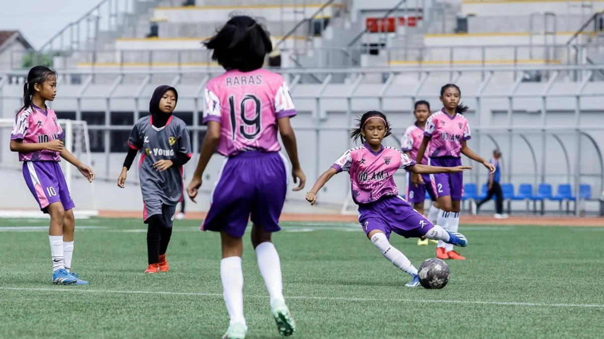 Tampil Superior, Laskar Jepara Putri Puncaki Klasemen Sementara MilkLife Soccer League 2024 Foto 1. Aksi Rere Zenita, Pemain Laskar Jepara Putri yang juga sekaligus sodara kembar Rara Zenita