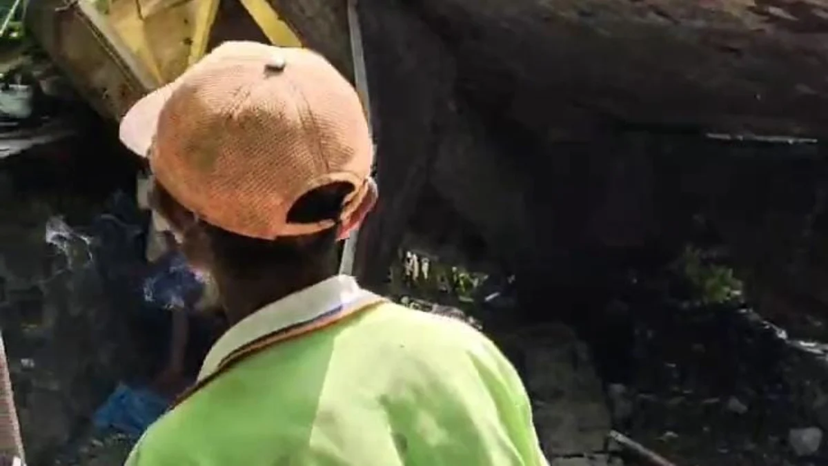 Doc. Truk Pengangkut Batu Bata Terguling saat Hendak Memutar Arah di Jalan Kolonel Masturi, Citeureup, Kota Cimahi (Screenshot Video)