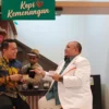 Bacawalkot Bogor, Sendi Fardiansyah bersama Atang Trisnanto saat ngopi bareng di kantor DPD PKS Kota Bogor. (Yudha Prananda / Jabar Ekspres)
