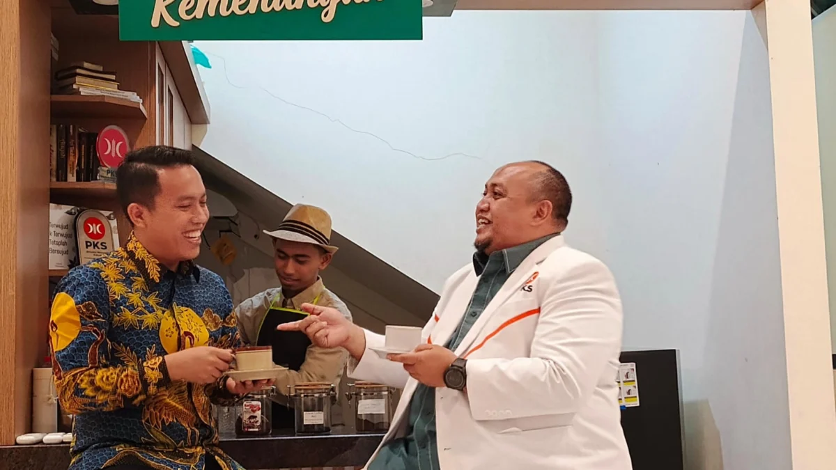 Bacawalkot Bogor, Sendi Fardiansyah bersama Atang Trisnanto saat ngopi bareng di kantor DPD PKS Kota Bogor. (Yudha Prananda / Jabar Ekspres)
