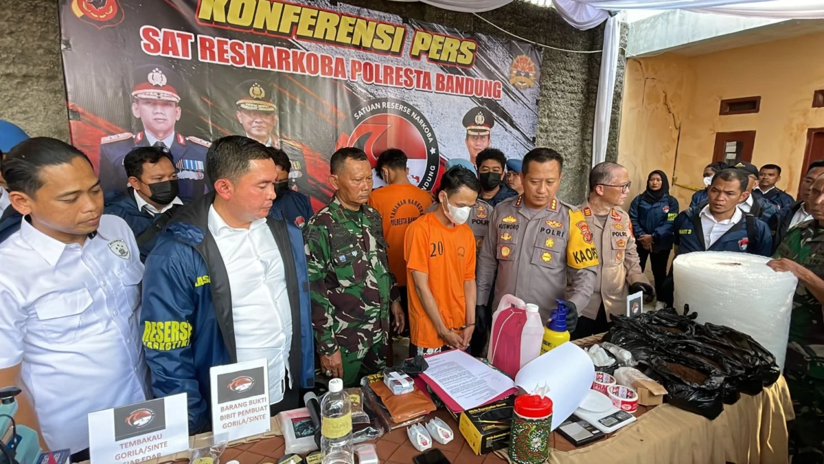 Jajaran Satuan Narkoba Polresta Bandung berhasil mengamankan dua pelaku pembuatan tembakau sintetis, AY (19) dan APS (23), yang menjalankan home industry di Kampung Durung Tengah, Desa Bojong, Kecamatan Nagreg, Kabupaten Bandung. Foto Agi