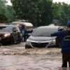 Sejumlah kendaraan yang terendam banjir di Jalan DI Panjaitan, Kelurahan Cipinang Cimpedak, Kecamatan Jatinegara, Jakarta Timur, Senin (27/5). Foto/ANTARA