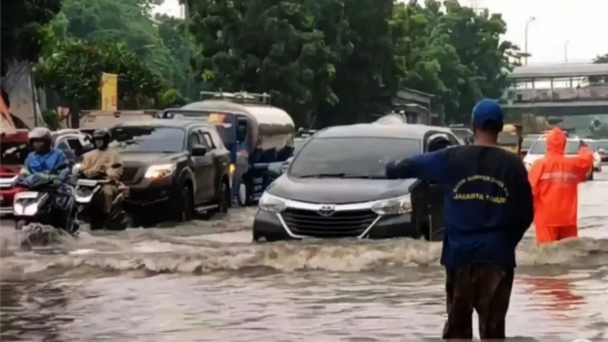 Sejumlah kendaraan yang terendam banjir di Jalan DI Panjaitan, Kelurahan Cipinang Cimpedak, Kecamatan Jatinegara, Jakarta Timur, Senin (27/5). Foto/ANTARA