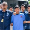 Petugas Kepolisian menggiring Pegi Setiawan (tengah), tersangka kasus pembunuhan Vina, untuk dihadirkan pada konferensi pers di Gedung Ditreskrimun, Polda Jabar, Bandung, Jawa Barat, Minggu (26/5). Foto/ANTARA
