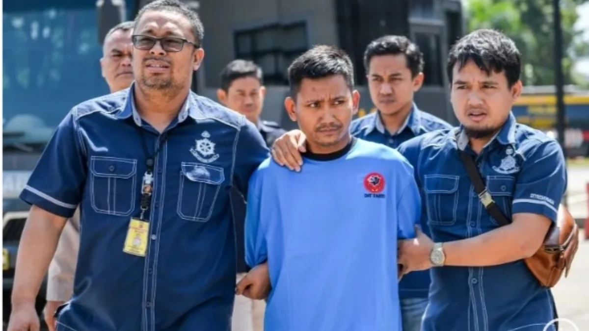 Petugas Kepolisian menggiring Pegi Setiawan (tengah), tersangka kasus pembunuhan Vina, untuk dihadirkan pada konferensi pers di Gedung Ditreskrimun, Polda Jabar, Bandung, Jawa Barat, Minggu (26/5). Foto/ANTARA