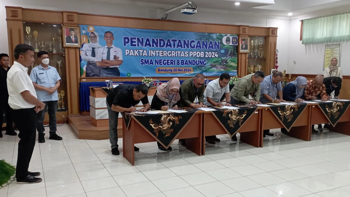 Dok. Pj Gubernur Jabar, Bey Triadi Machmudin saat menyaksikan penandatanganan fakta integritas yang dilakukan oleh Plh Kadisdik, operator PPDB, hingga Kepala Sekolah. Selasa (28/5).Dok. Pj Gubernur Jabar, Bey Triadi Machmudin saat menyaksikan penandatanganan fakta integritas yang dilakukan oleh Plh Kadisdik, operator PPDB, hingga Kepala Sekolah. Selasa (28/5). Foto. Sandi Nugraha. Foto. Sandi Nugraha.