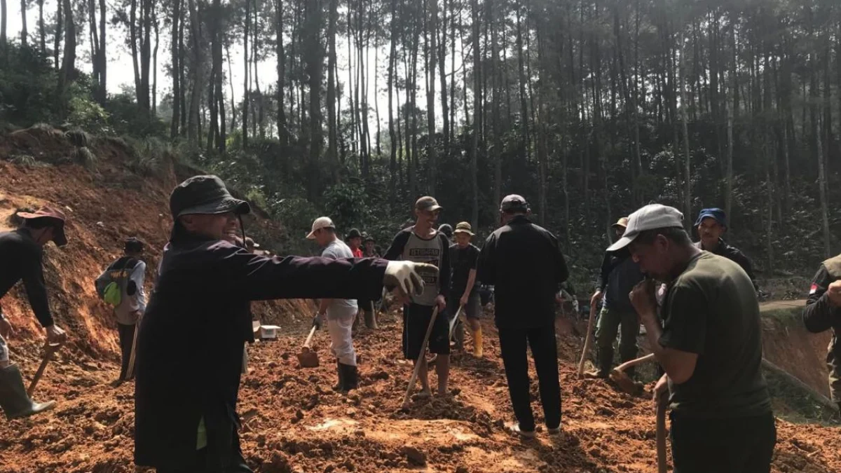 Penanganan Bencana Longsor, Pemda KBB akan Surati Pj Gubernur Jabar Warga secara swadaya membuka akses jalan yang tertimbun longsor di jala alternatif KBB-Cianjur. Selasa (28/5). Dok istimewa