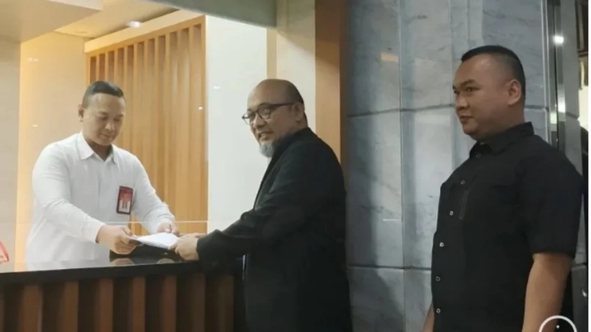 Mantan Penyidim KPK yang juga anggota IM57+ Institue, Novel Baswedan, secara resmi menyerahkan brkas gugatan uji materiil terkait ambang batas usia pimpinan KPK ke Panitera MA, Jakarta, Selasa (28/5). Foto/ANTARA