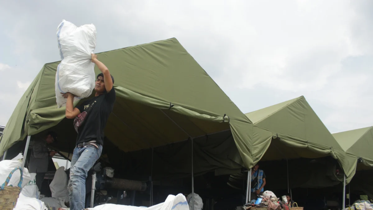 Seorang pria mengangkut sampah di TPST Babakan Siliwangi