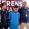 Dok. Pegi alias Perong (tengah) saat ditampilkan ke publik setelah 8 tahun buron. Foto. Sandi Nugraha.