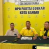 etua DPD Partai Golkar Kota Banjar Dadang Ramdhan Kalyubi (tengah) menyampaikan hasil survei calon kepala daerah yang dilakukan oleh Poltracking Indonesia, di Kantor DPD Golkar Kota Banjar, Rabu 29 Mei 2024. (Cecep Herdi/Jabar Ekspres)