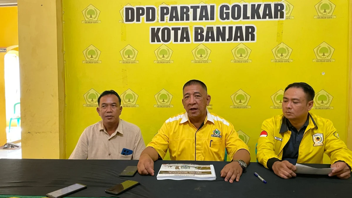 etua DPD Partai Golkar Kota Banjar Dadang Ramdhan Kalyubi (tengah) menyampaikan hasil survei calon kepala daerah yang dilakukan oleh Poltracking Indonesia, di Kantor DPD Golkar Kota Banjar, Rabu 29 Mei 2024. (Cecep Herdi/Jabar Ekspres)