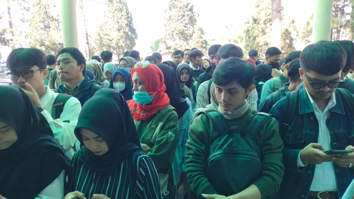 Ratusan pencari kerja mengantri di pelaksanaan Job Fair di Wisma Shaloom Jl Raya Kolmas Cisarua, Bandung Barat. Rabu (29/5). Dok Jabar Ekspres