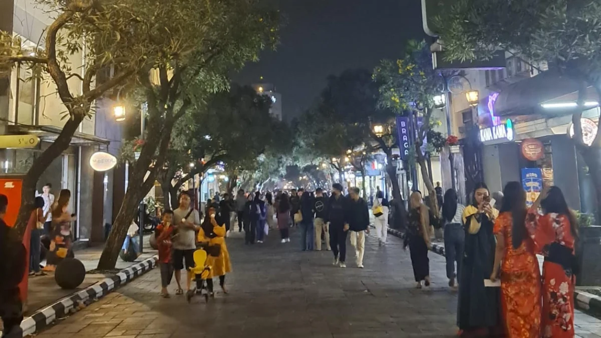 Braga Beken Diklaim jadi Magnet Pelancong Luar Kota Situasi Braga Bebas Kendaraan (Beken), di Jalan Braga, Kota Bandung. Lonjakan wisatawan diklaim sering terjadi sejak awal mula pelaksanaan kegiatan tersebut. (Nizar/Jabar Ekspres)