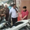 Tersangka dihadirkan pihak kepolisian saat pers rilis kasus 13.990 butir ekstasi di Mapolda Sumsel di Palembang, Sumatera Selatan, Rabu (29/5/2024). Foto/ANTARA