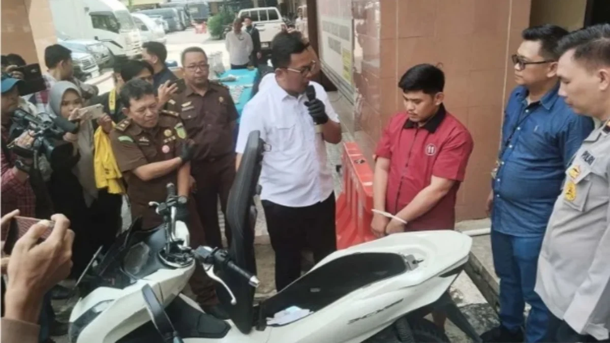 Polisi Tangkap Kurir Peredaran 13.990 Butir Ekstasi di Sumatera Selatan Tersangka dihadirkan pihak kepolisian saat pers rilis kasus 13.990 butir ekstasi di Mapolda Sumsel di Palembang, Sumatera Selatan, Rabu (29/5/2024). Foto/ANTARA