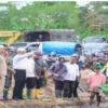 Menteri Pertanian Andi Amran Sulaiman (tujuh kiri) meninjau lokasi lahan dan tanam di Kampung Nggutibob Distrik Tanah Miring, Merauke, Papua Selatan di Merauke, Rabu (29/5).foto/ANTARA