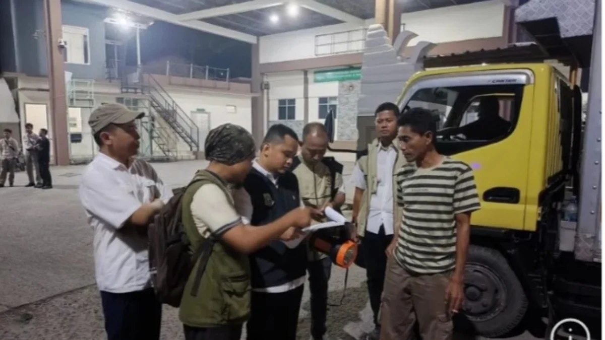 Polda Banten cek dokumen kesehatan hewan di Pelabuhan Merak-Bakahueni, Kamis (30/5/2024). Foto/ANTARA
