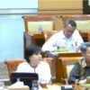 Ketua Komnas HAM Atnike Nova Sigiro (tengah) bersama komisioner lainnya saat rapat kerja bersama Komisi III DPR RI di Kompleks parlemen, Senayan, Jakarta, Rabu (29/5). ANTARA