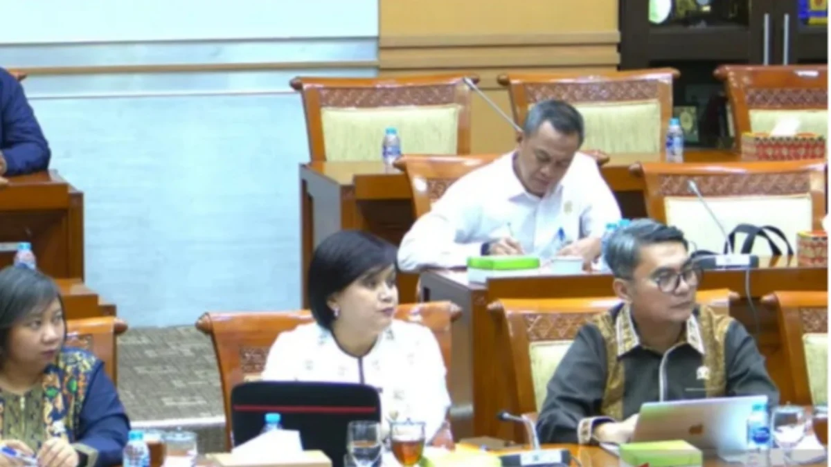 Komnas HAM Tindaklanjuti Aduan Keluarga Vina Cirebon Ketua Komnas HAM Atnike Nova Sigiro (tengah) bersama komisioner lainnya saat rapat kerja bersama Komisi III DPR RI di Kompleks parlemen, Senayan, Jakarta, Rabu (29/5). ANTARA