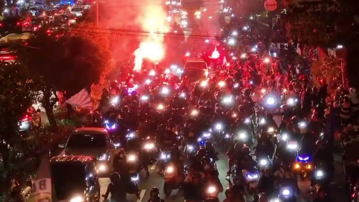 Besok Bobotoh akan Padati Sejumlah Titik Ini, Polisi Siapkan Pengamanan Ekstra Ist. Ribuan Bobotoh padati jalan sambut kedatangan tim Persib Bandung.