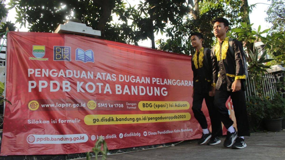 Ilustrasi: Spanduk informasi keluhan pengaduan dugaan kecurangan PPDB terpasang di depan Kantor Dinas Pendidikan Kota Bandung. (Pandu Muslim/Jabar Ekspres)