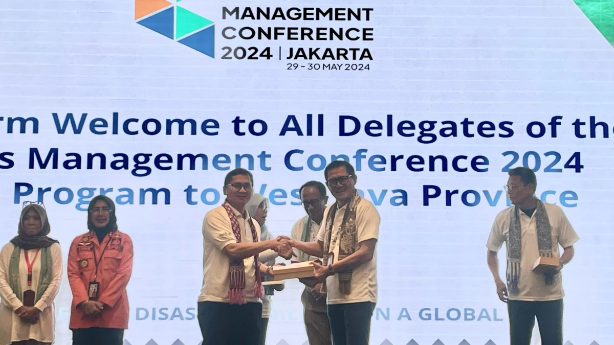 Pemprov Jabar Terima Kunjungan Delegasi CMC 2024, Beberkan Tantangan dan Masalah Kebencanaan Plt. Kepala BPBD Jawa Barat, Anne Hermadianne Adnan saat berfoto bersama dengan para delegasi CMC 2024 di Mason Pine Hotel Kota Baru Parahyangan, KBB. Kamis (30/5). Dok Jabar Ekspres