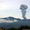 Letusan Gunung Marapi Sumbar Kembali keluarkan abu vulkanik setinggi 2 km. foto/ANTARA