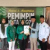 Raendi Rayendra saat mengembalikan formulir pendaftaran Bacawalkot Bogor ke kantor DPC PKB Kota Bogor beberapa waktu lalu. (Yudha Prananda / Jabar Ekspres)