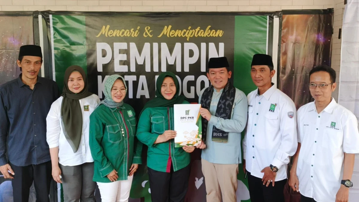 Raendi Rayendra saat mengembalikan formulir pendaftaran Bacawalkot Bogor ke kantor DPC PKB Kota Bogor beberapa waktu lalu. (Yudha Prananda / Jabar Ekspres)