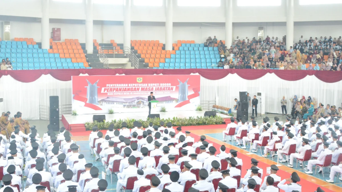 Ratusan Kades di Bogor Dilantik Perpanjangan Masa Jabatan, 4 Diantaranya Tak Dapatkan SK Ratusan Kades saat menjalani pelantikan. Foto : Sandika Fadilah /Jabarekspres.com