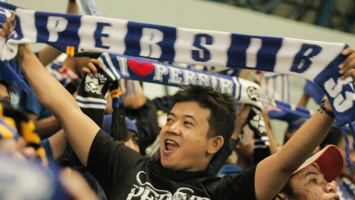 Ilustrasi: Potret Bobotoh saat mendukung Persib di Stadion Gelora Bandung Lautan Api, Gedebage, Kota Bandung. (Pandu Muslim/Jabar Ekspres)