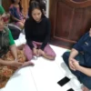 Kunjunga TKSK Cileunyi ke rumah keluarga TKW. Dok. JABAR EKSPRES