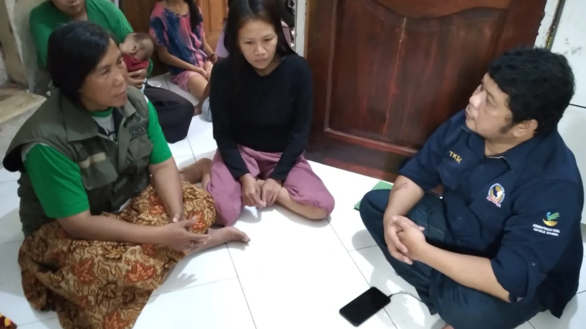 Kunjunga TKSK Cileunyi ke rumah keluarga TKW. Dok. JABAR EKSPRES