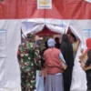 Pendistribusian bantuan untuk warga terdampak dari pihak BNPB oleh Tim Satgas penanganan bencana alam dan erupsi Gunung Ibu di Kabupaten Halmahera Barat, Maluku Utara, Senin (27/5). Foto/ANTARA