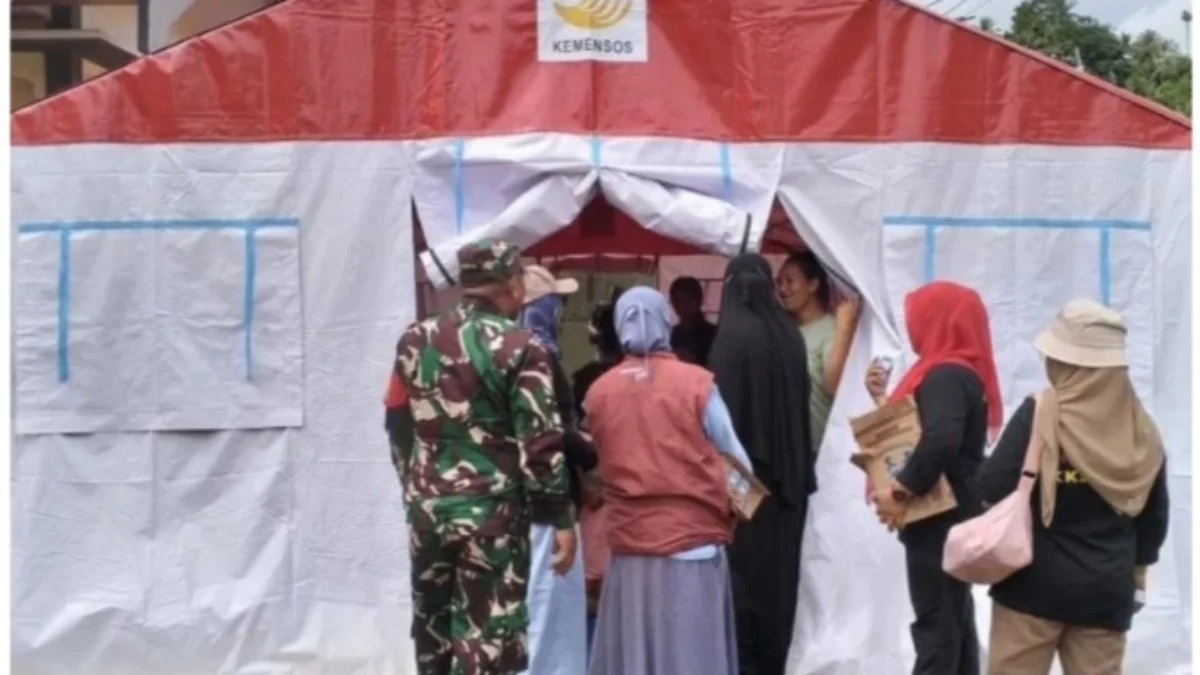 Pendistribusian bantuan untuk warga terdampak dari pihak BNPB oleh Tim Satgas penanganan bencana alam dan erupsi Gunung Ibu di Kabupaten Halmahera Barat, Maluku Utara, Senin (27/5). Foto/ANTARA