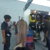 Pengunjung saat melihat produk di acara muslim lifefair, Jumat (31/5) foto : Sandika Fadilah /Jabarekspres